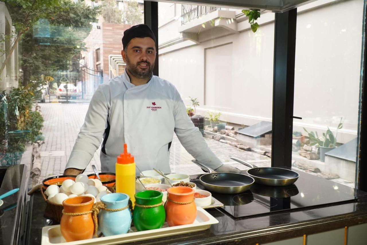 Ivy Garden Hotel Baku Exterior foto A street vendor in Athens, Greece