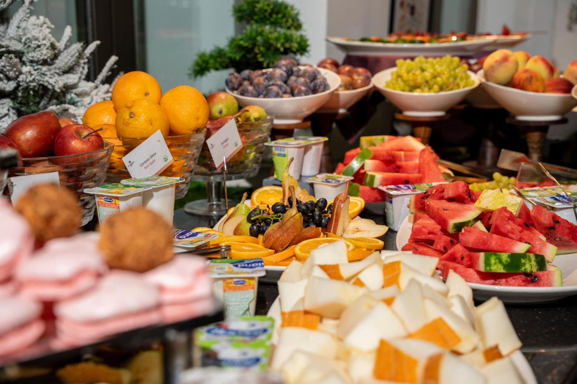 Ivy Garden Hotel Baku Exterior foto A buffet of fruit